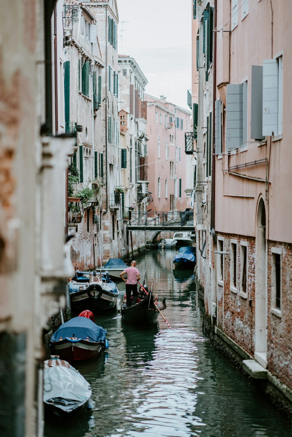 uomo in piedi sulla barca al canale