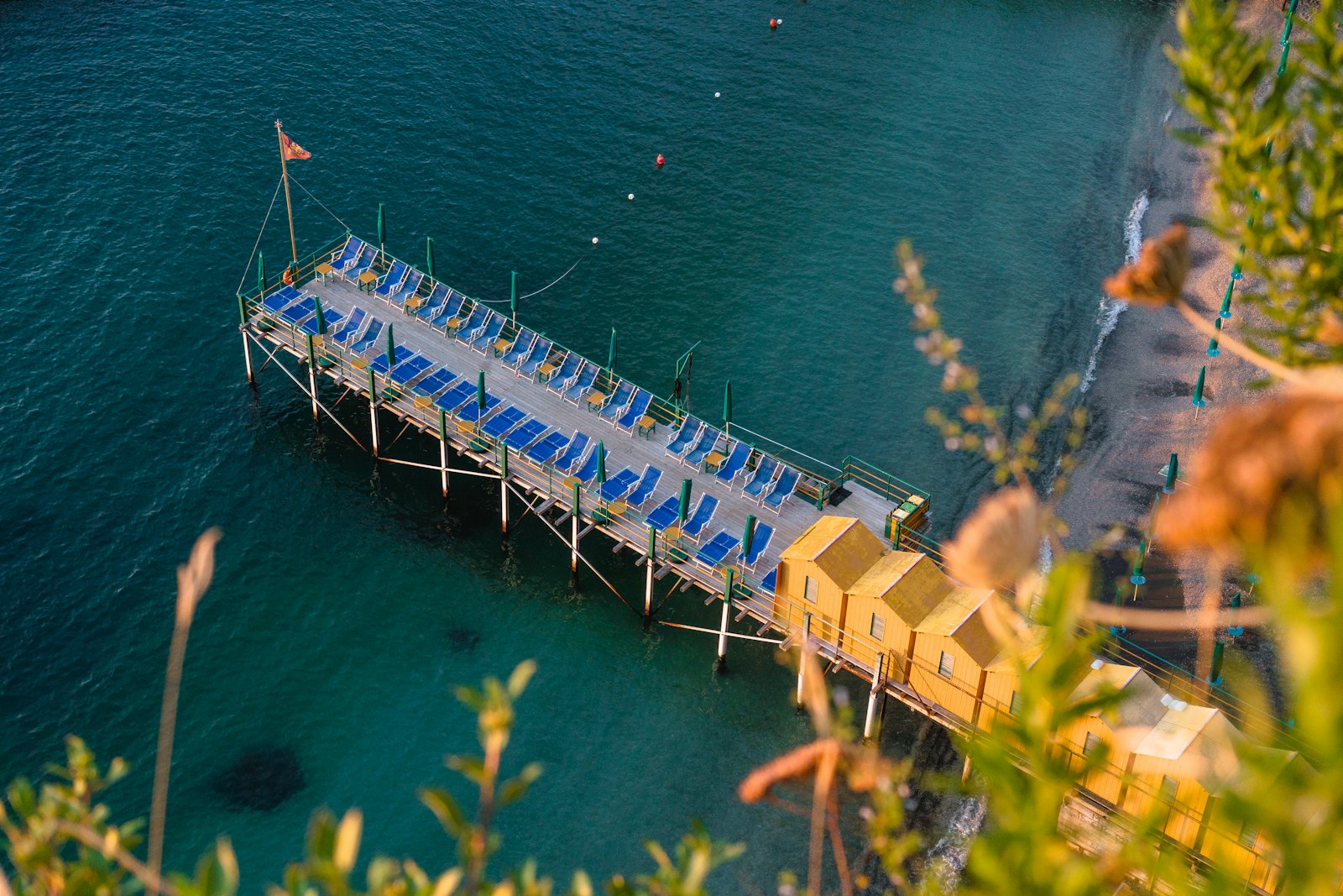 Sony a6300 + Sony Sonnar T* FE 35mm F2.8 ZA sample photo. Lounge chairs on dock photography