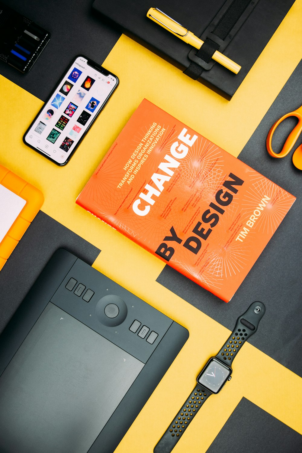 Il libro Change by Design di Tim Brown accanto allo smartphone
