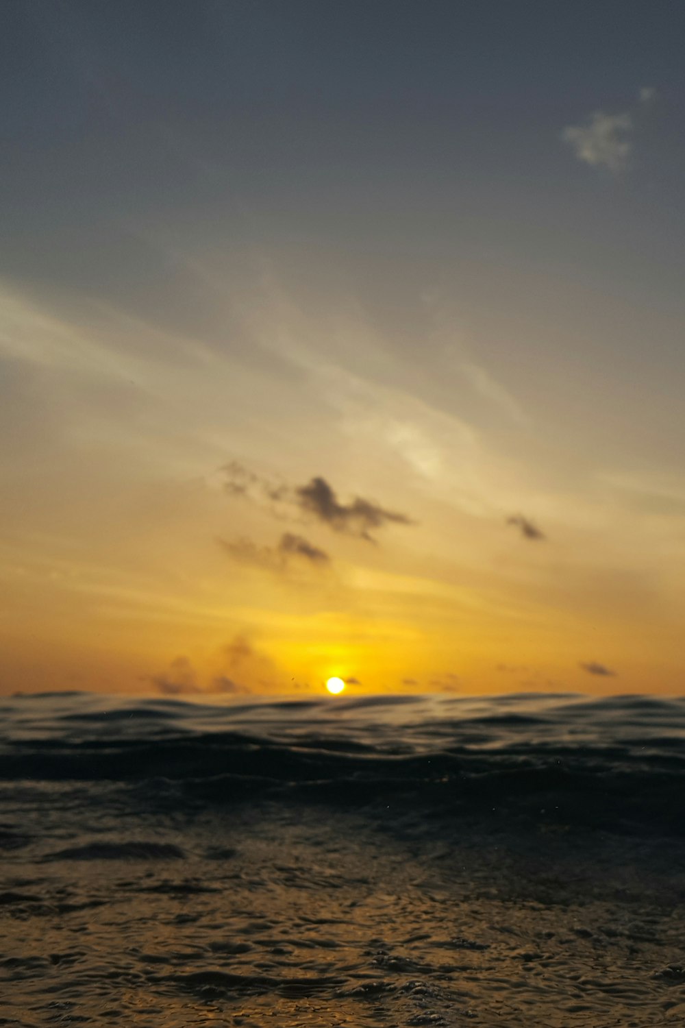 Specchio d'acqua sotto il cielo blu all'ora d'oro