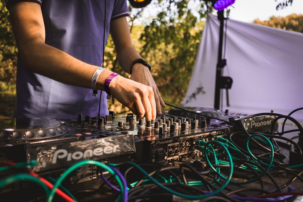 DJ jouant sur scène