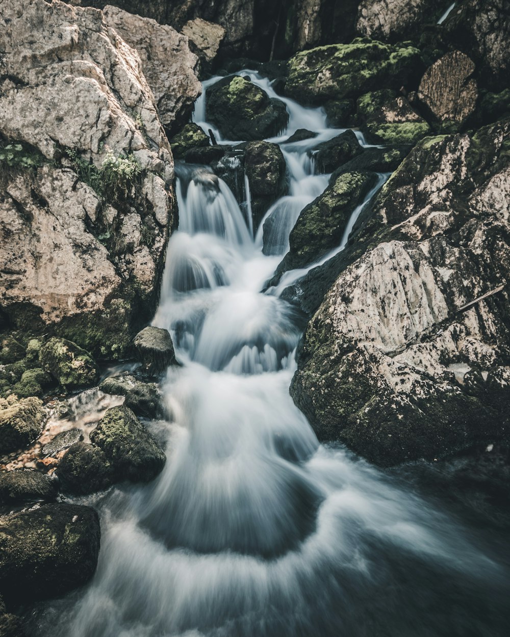 Zeitrafferfotografie eines Flusses mit Felsformation
