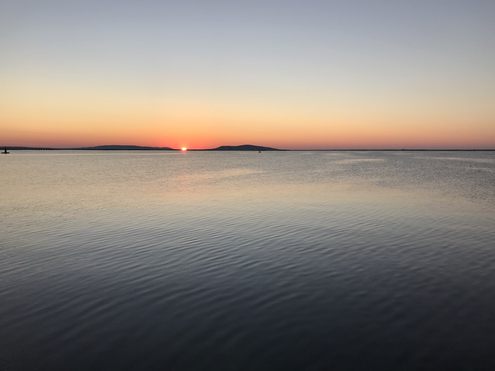 Sonnenuntergang über dem Horizont