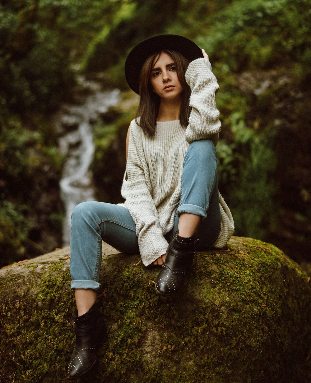 Mujer sentada en piedra