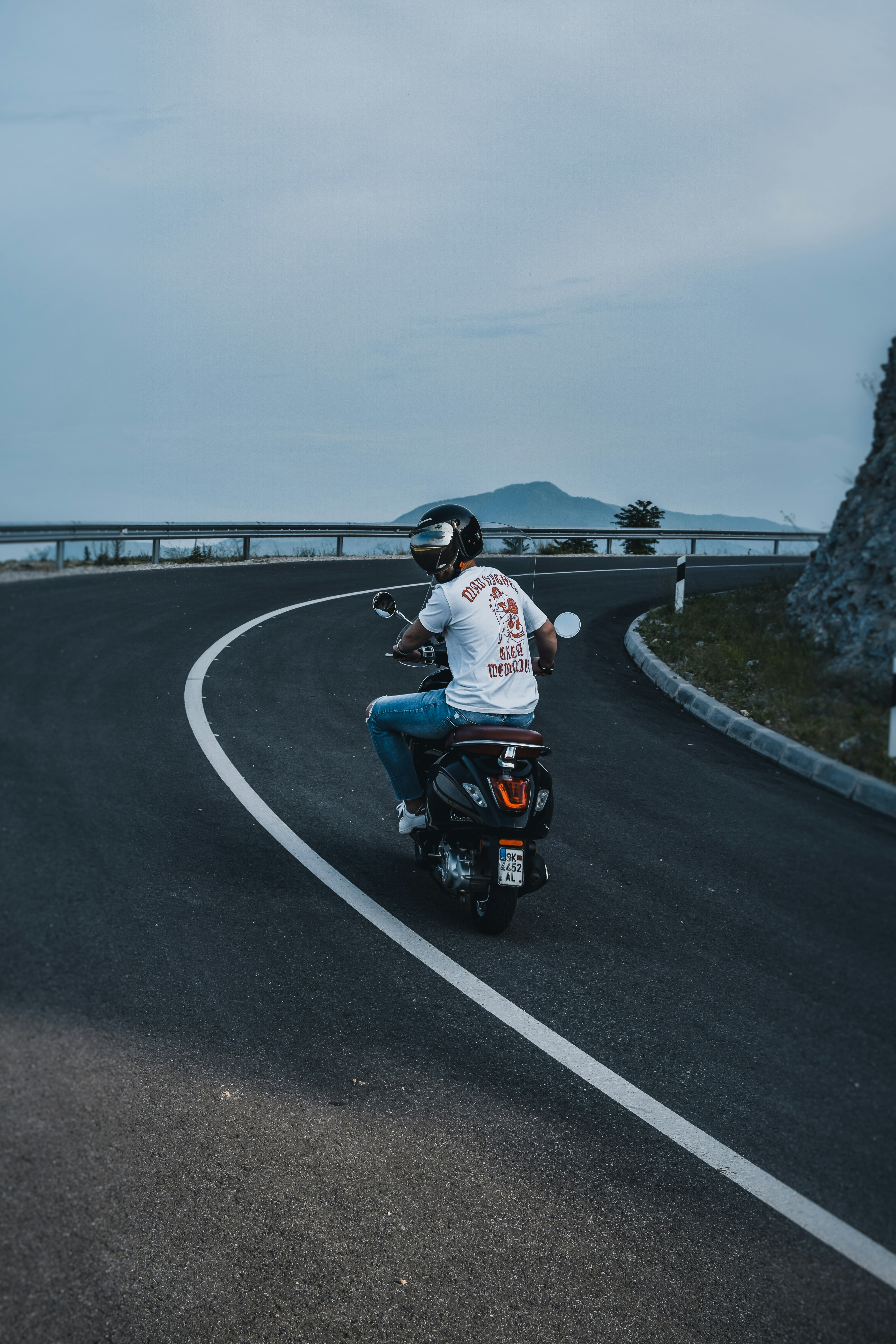 Можно ли на мотоцикле ездить между рядов. Катаемся на байках. Можно ли на электромотоцикле ездить по дорогам. Можно ли на электромотоцикле ездить по дорогам. Кататься на мотоцикле.