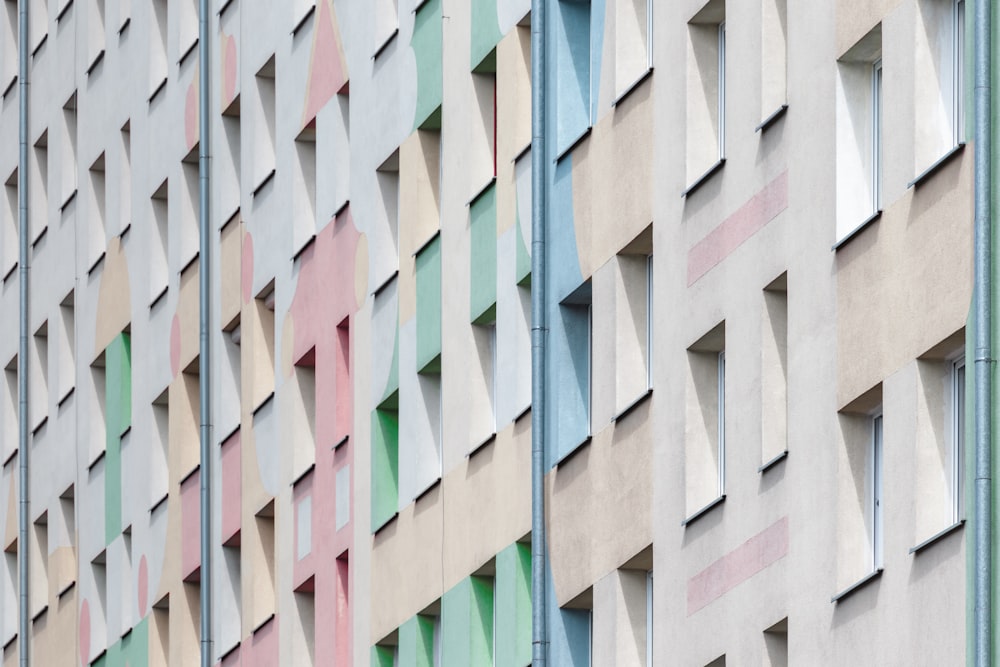 Un primo piano di un edificio multicolore con un orologio