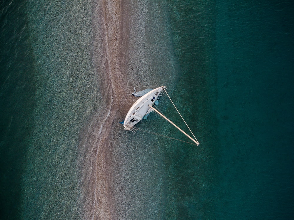 Photographie de vue à vol d’oiseau d’un voilier