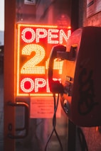 Photographie, cabine téléphonique de nuit : "Open 24h/24"