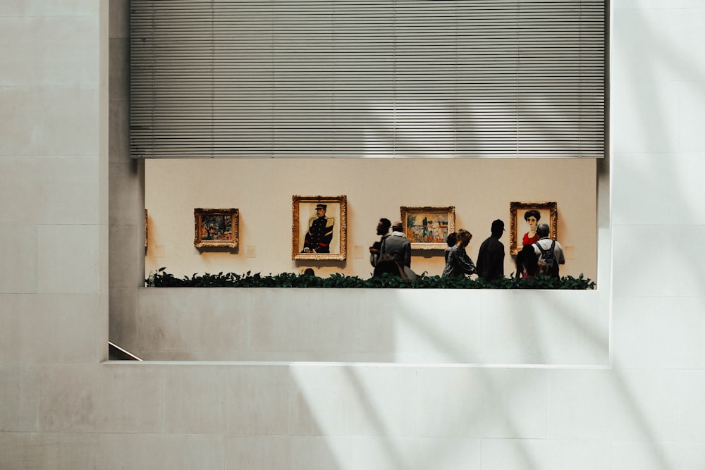 pessoas reunidas no prédio durante o dia