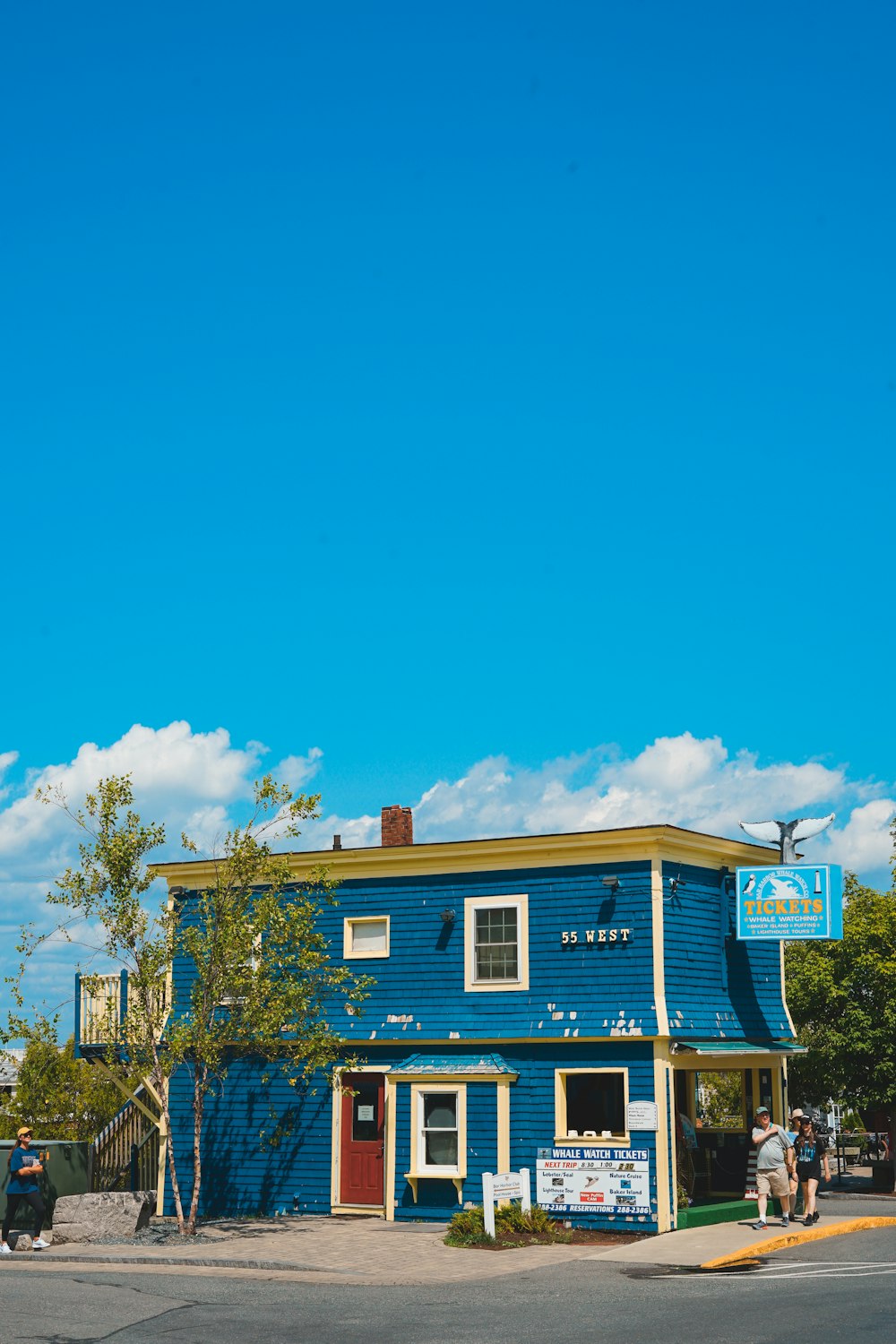 昼間の青い木造2階建ての家