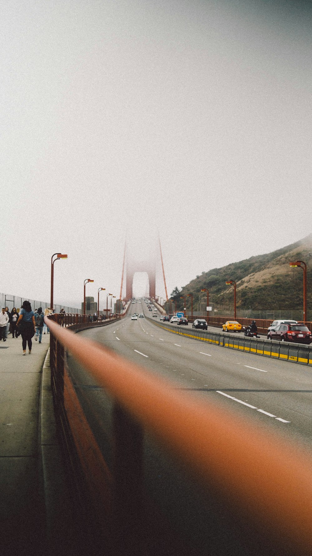 um grupo de pessoas caminhando através de uma ponte