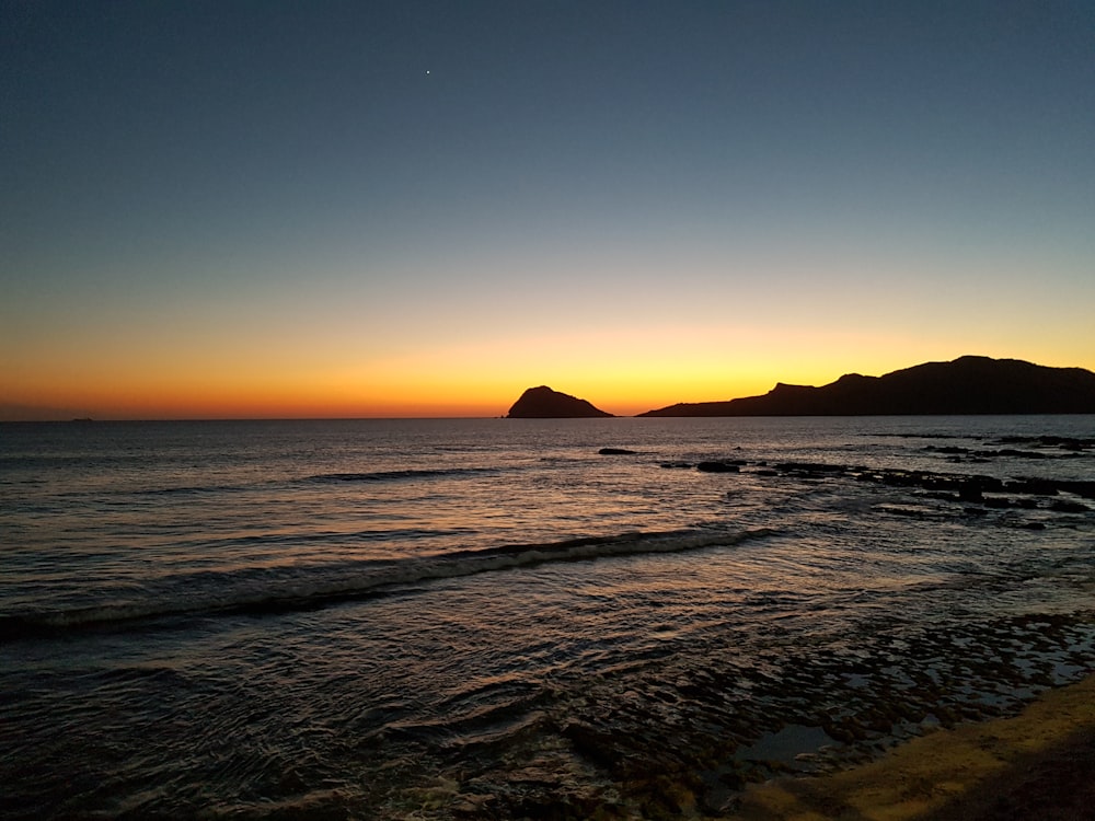 Olas del mar en la hora dorada