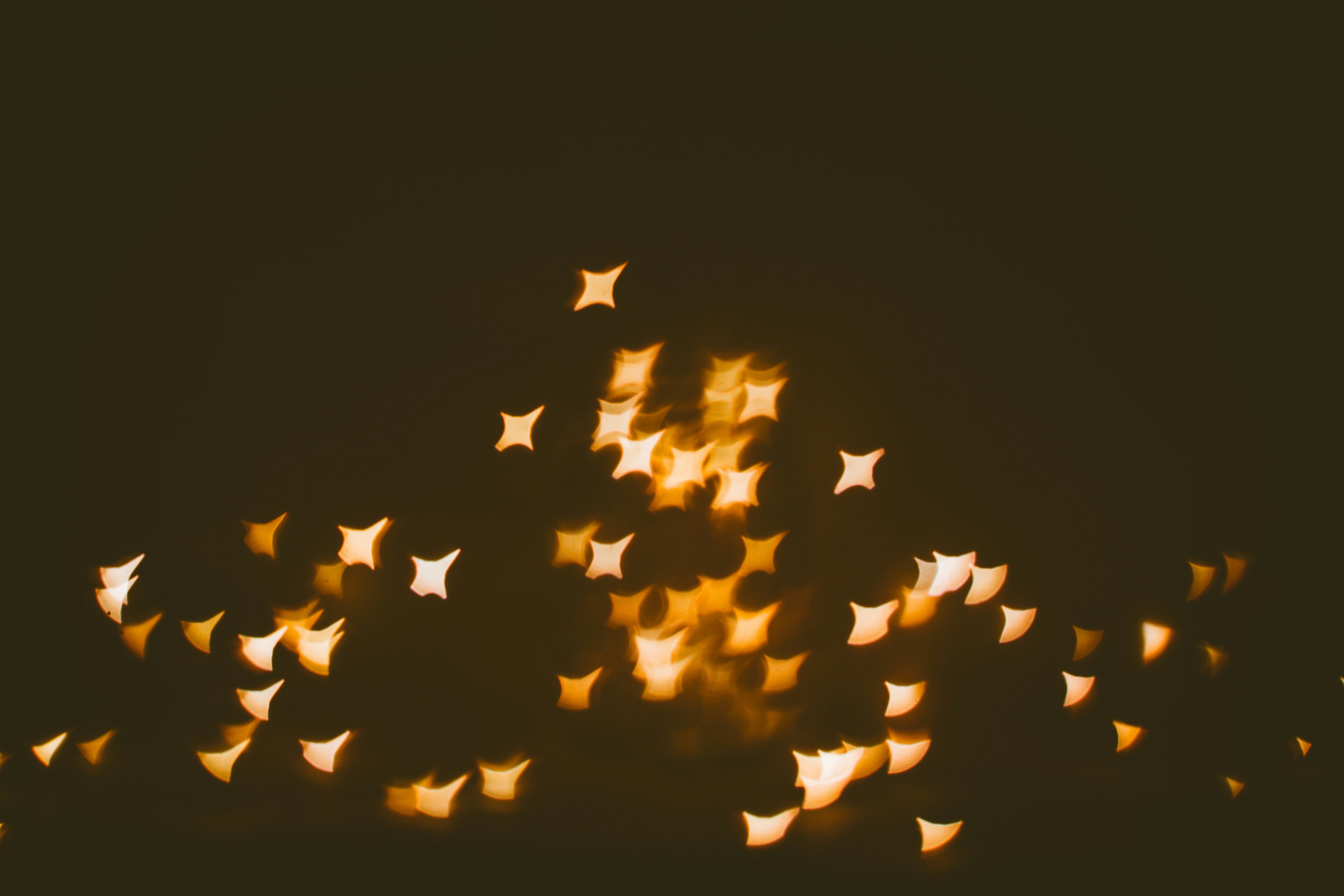 Affetmenin getirdiği içsel huzuru ve ruhsal özgürlüğü temsil eden, gün batımında kollarını doğaya açmış huzurlu bir insan figürü.