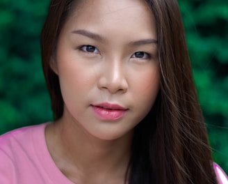 woman in pink crew-neck shirt in closeup photography