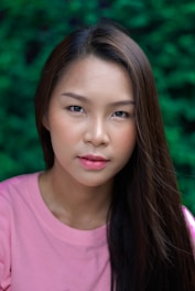 woman in pink crew-neck shirt in closeup photography