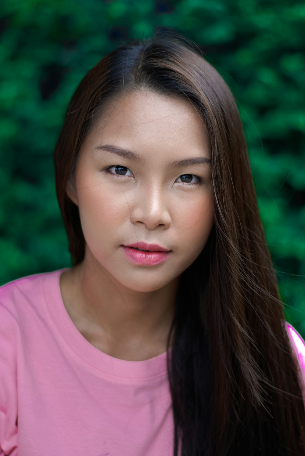 woman in pink crew-neck shirt in closeup photography