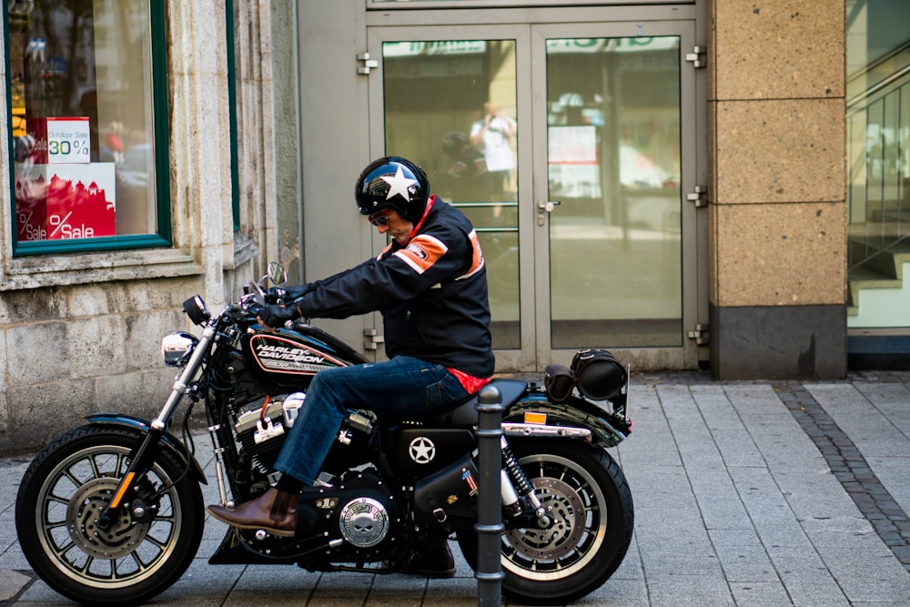 Hombre montando motocicleta de crucero negro