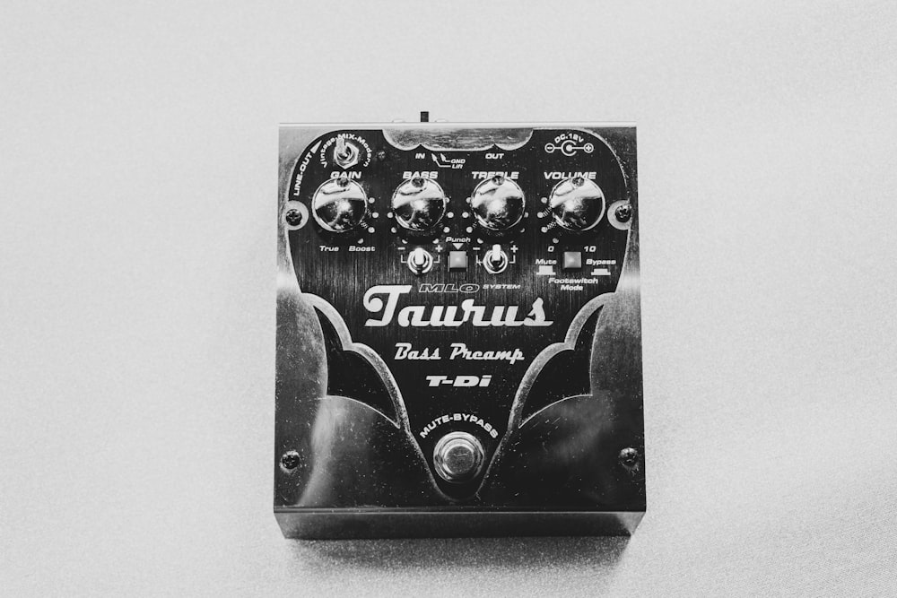 schwarzer Taurus T-Di Bassvorverstärker auf grauer Oberfläche