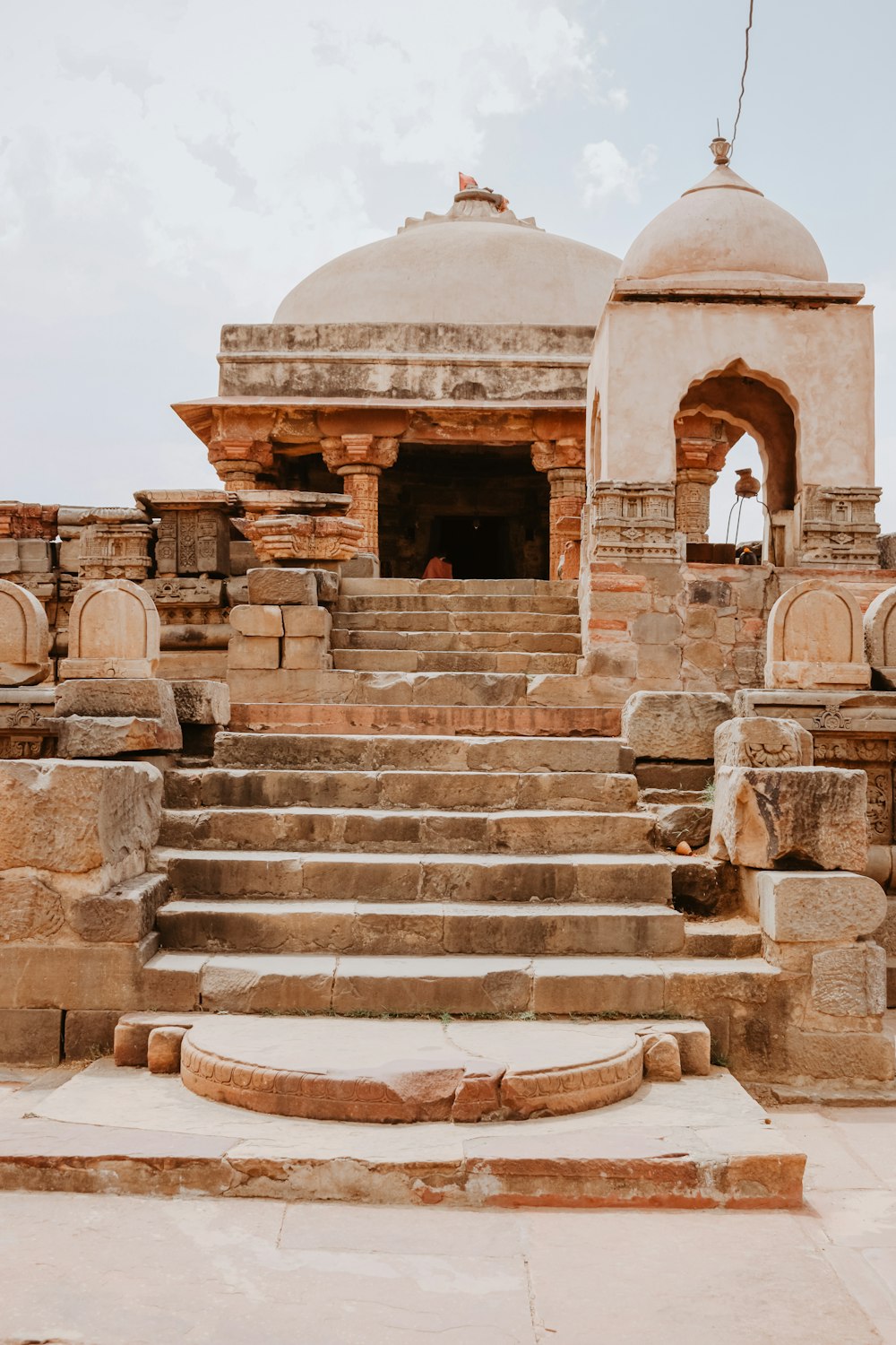 Ruinas de hormigón marrón