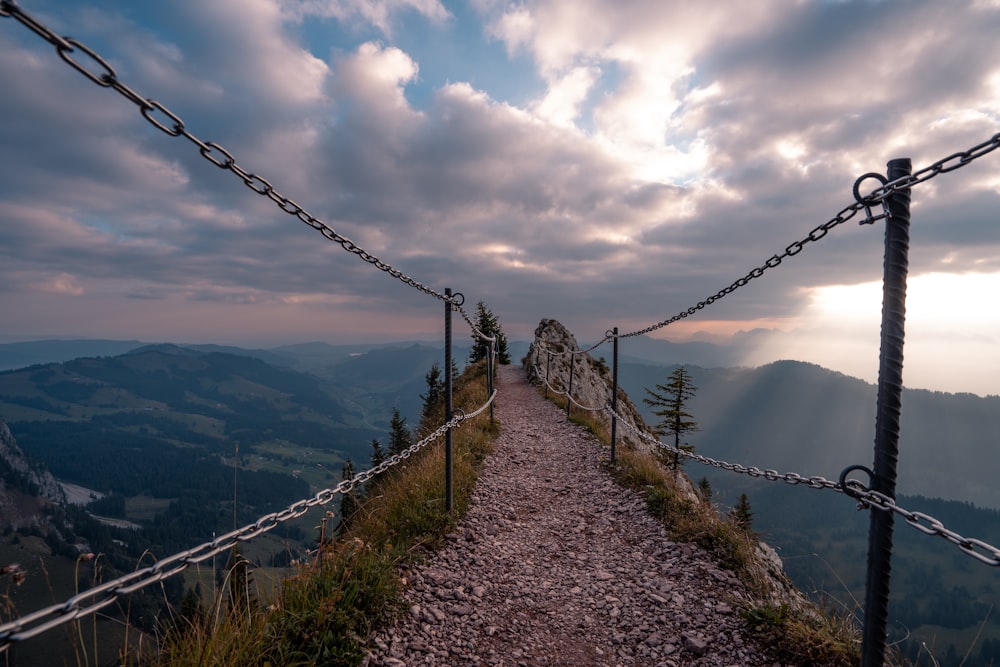 strada con scogliera durante il giorno