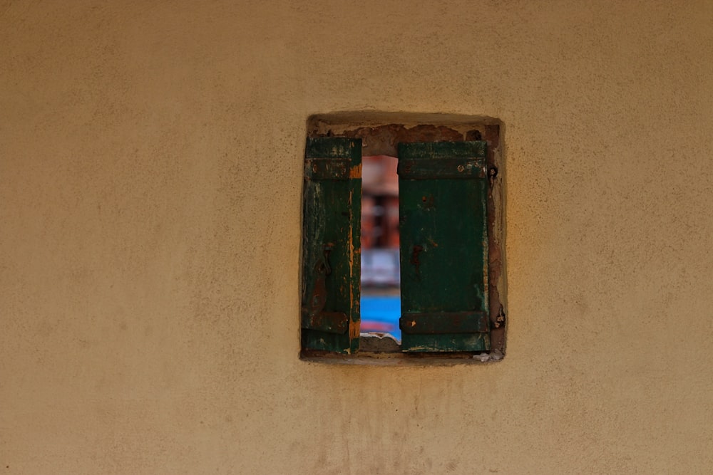 Fotografía de primer plano de ventana de madera azul abierta