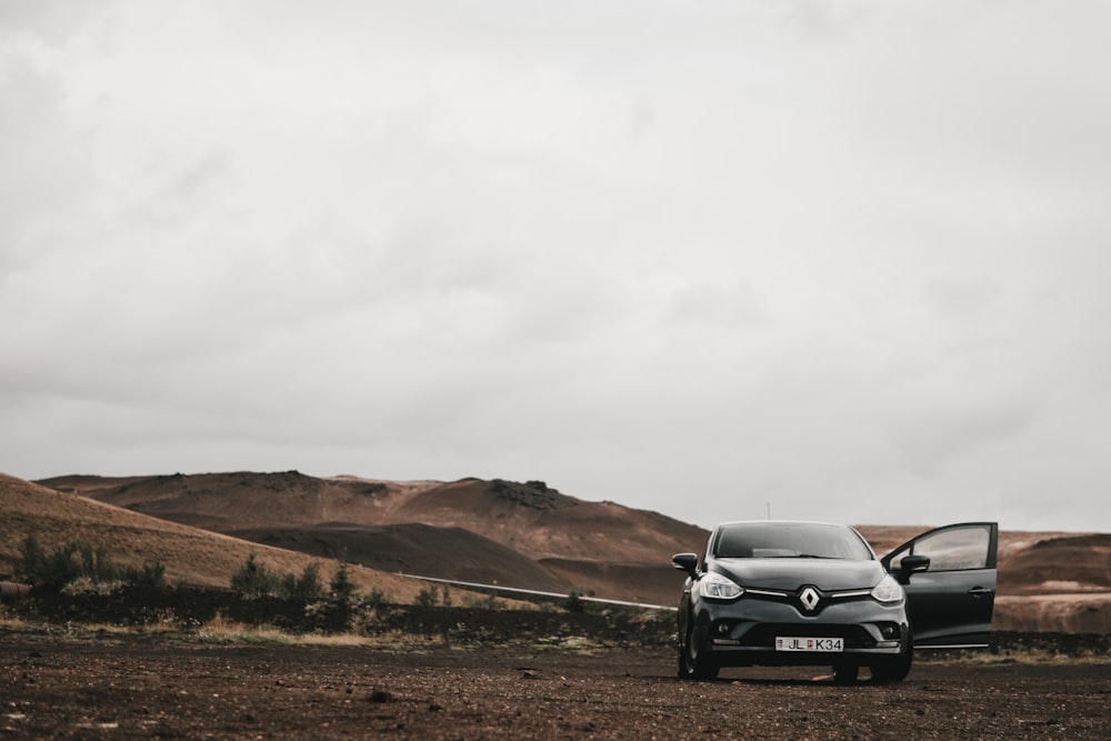 schwarzer Renault mit geöffneter Fahrertür geparkt