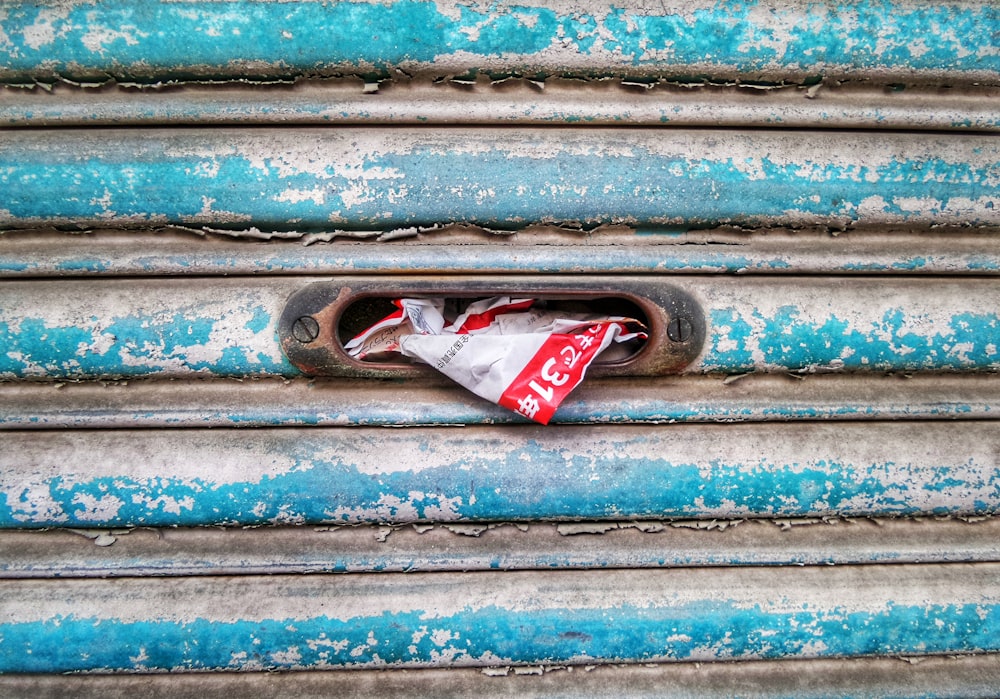 persiana de metal azul para puerta