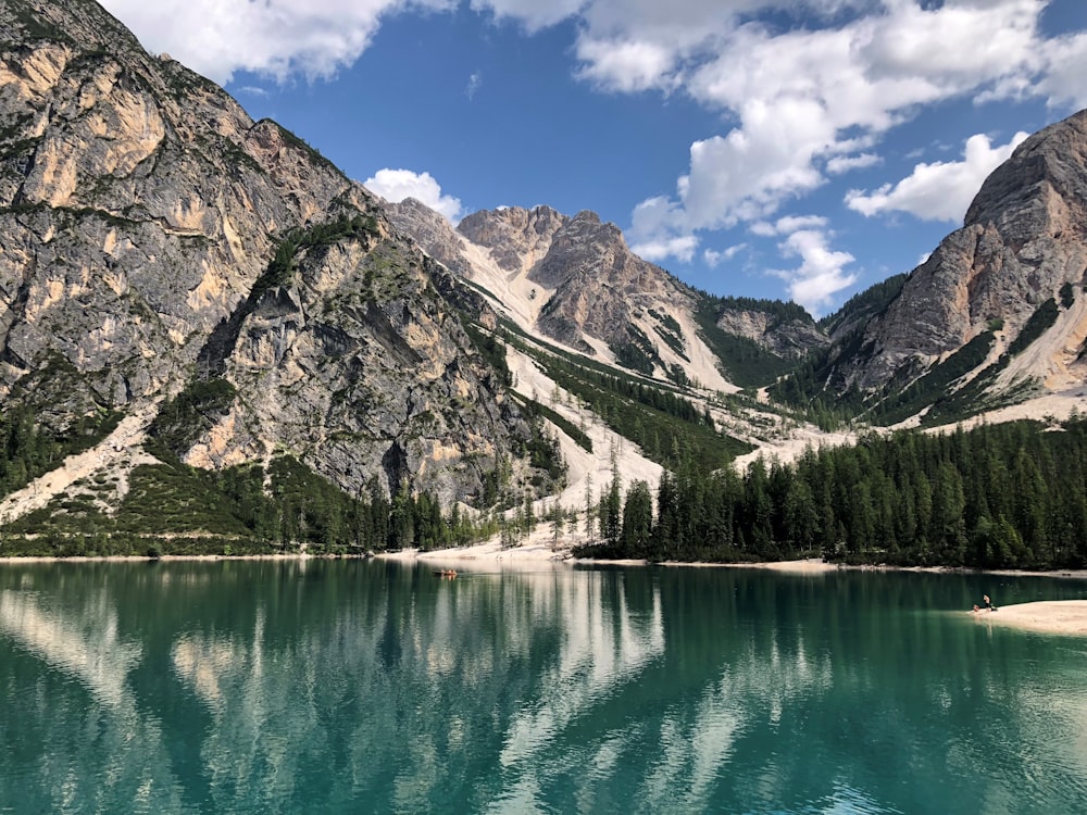 rivière entourée de montagnes