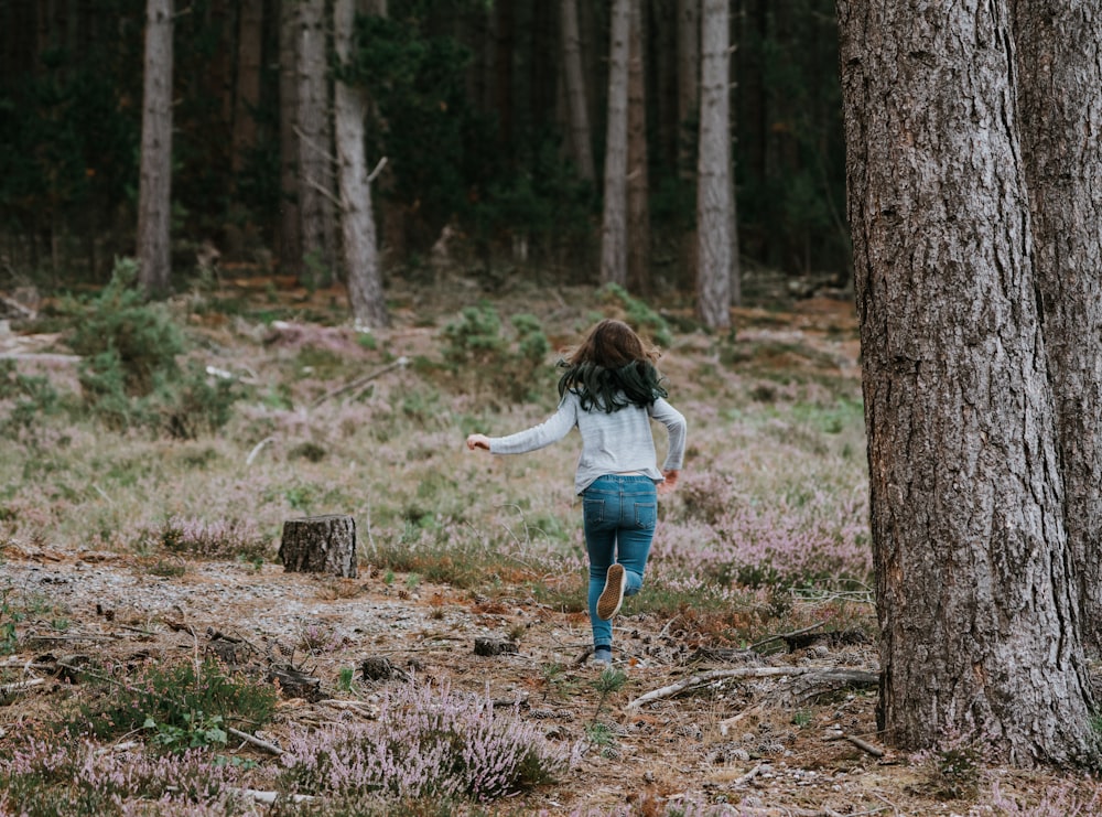 chica corriendo en el bosque