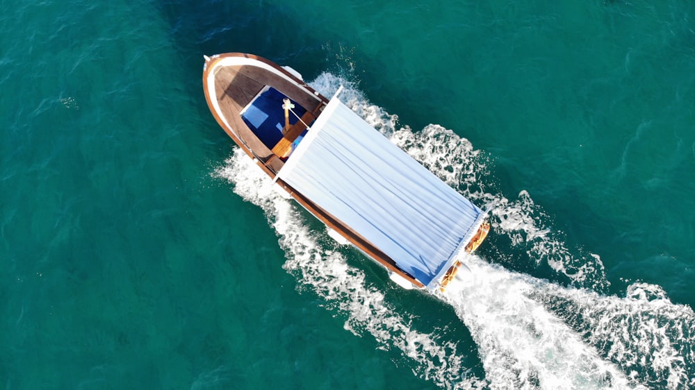 Photographie aérienne d’un bateau en bois blanc et brun