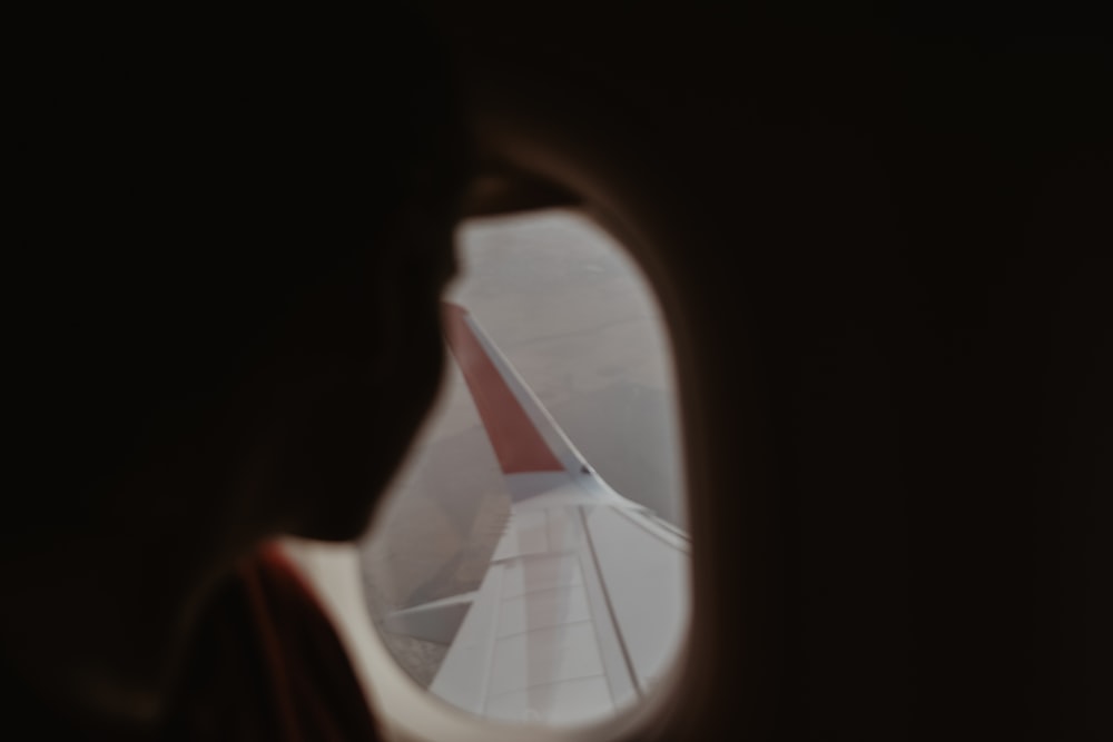窓越しの飛行機の翼の眺め