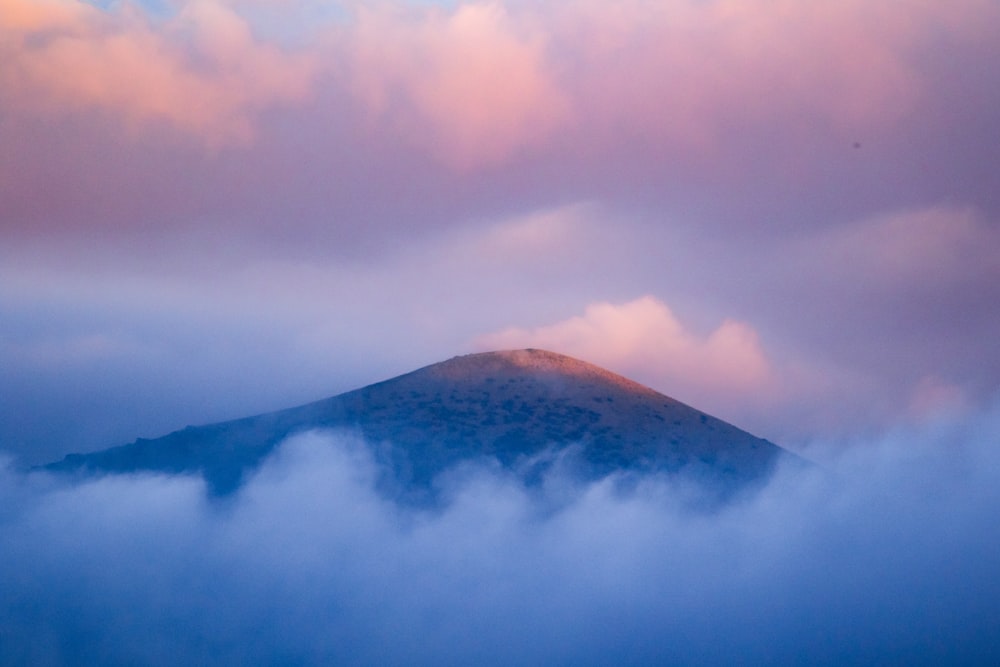 雲に覆われた灰色と茶色の山