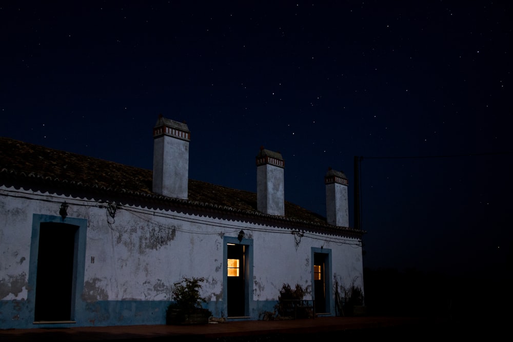 allumé les lumières à l’intérieur de la maison