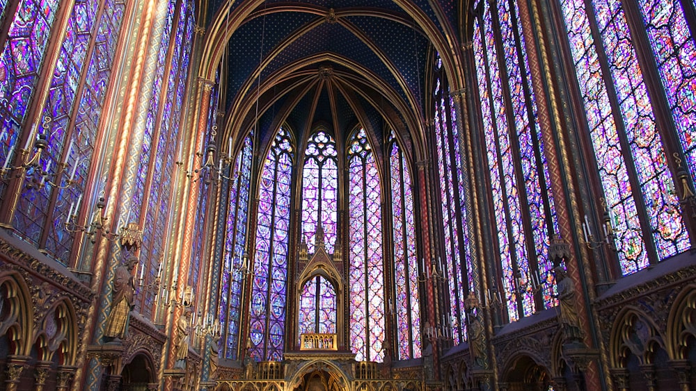 Interior de la catedral de color púrpura y marrón
