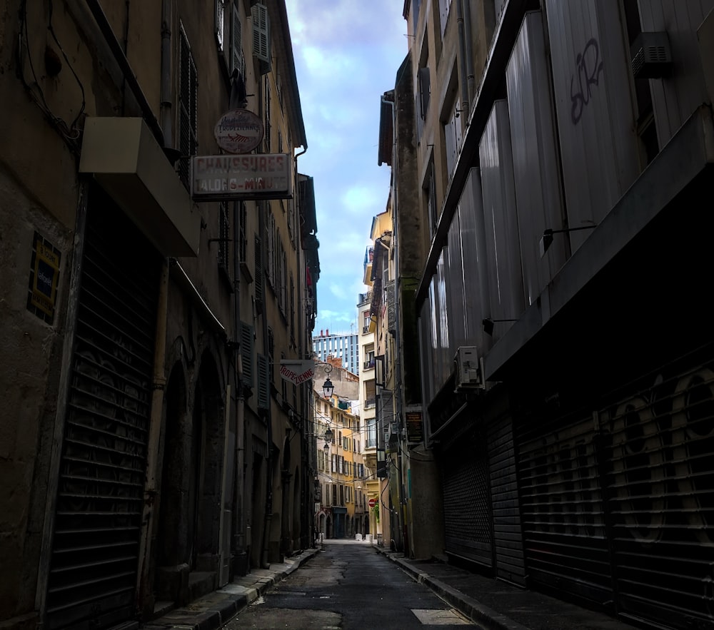 Foto de paisaje de callejón durante el día