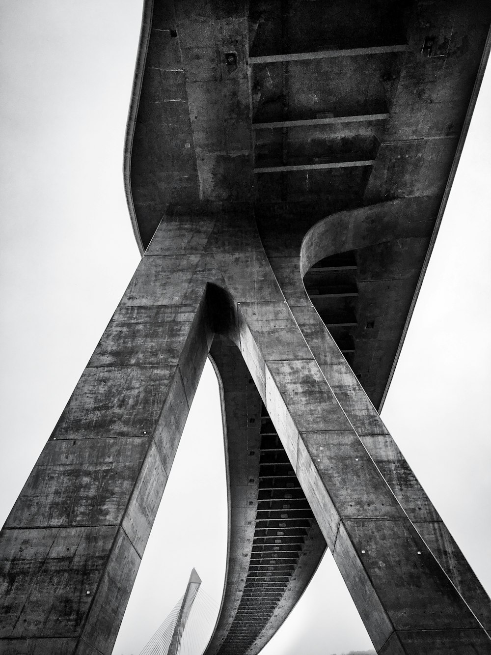 Photo en niveaux de gris d’un pont en béton