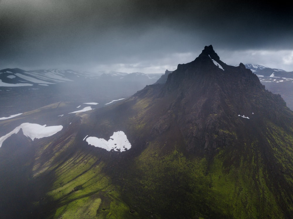 Fotografía aérea de la montaña durante el día nublado