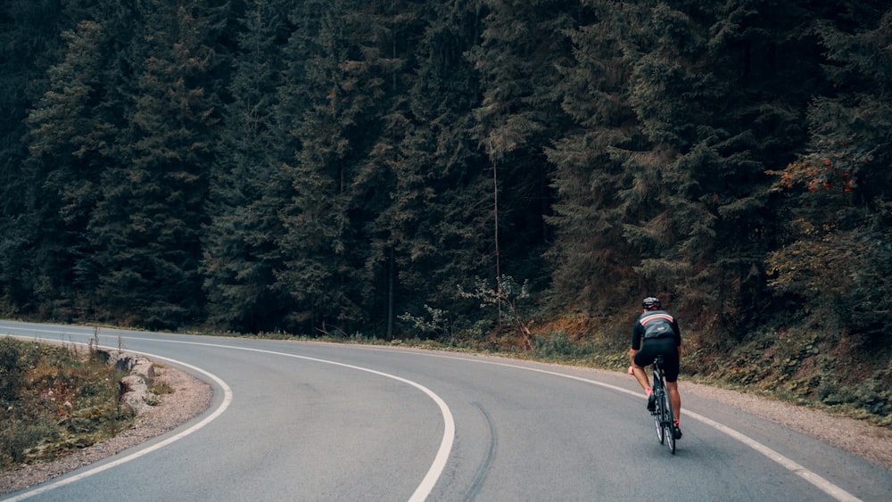 capacete preto da bicicleta dos homens