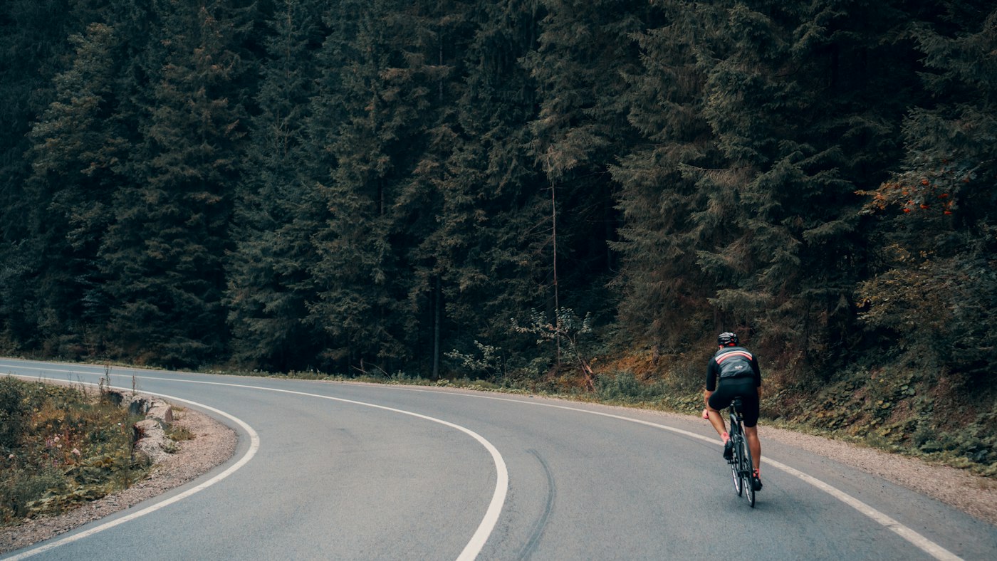 舗装された道を走る自転車競技の選手