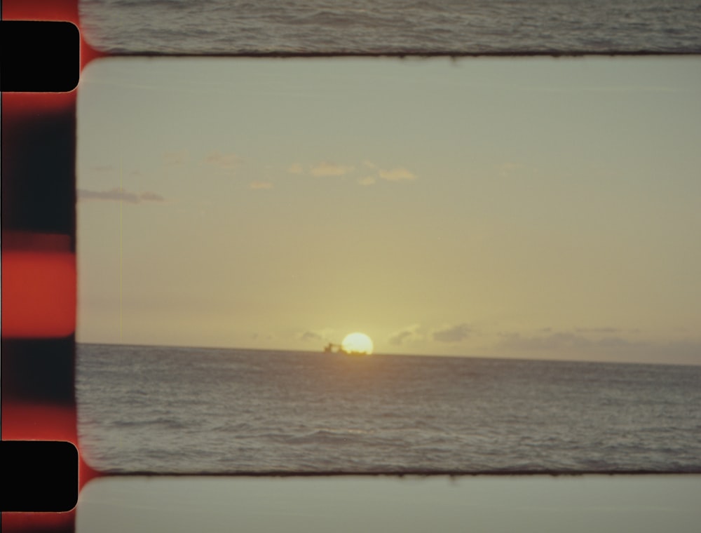 Un'immagine del sole che tramonta sull'oceano
