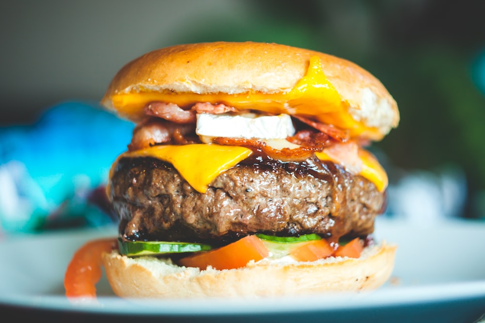 Fotografía de primer plano de hamburguesa con hamburguesa y queso en rodajas