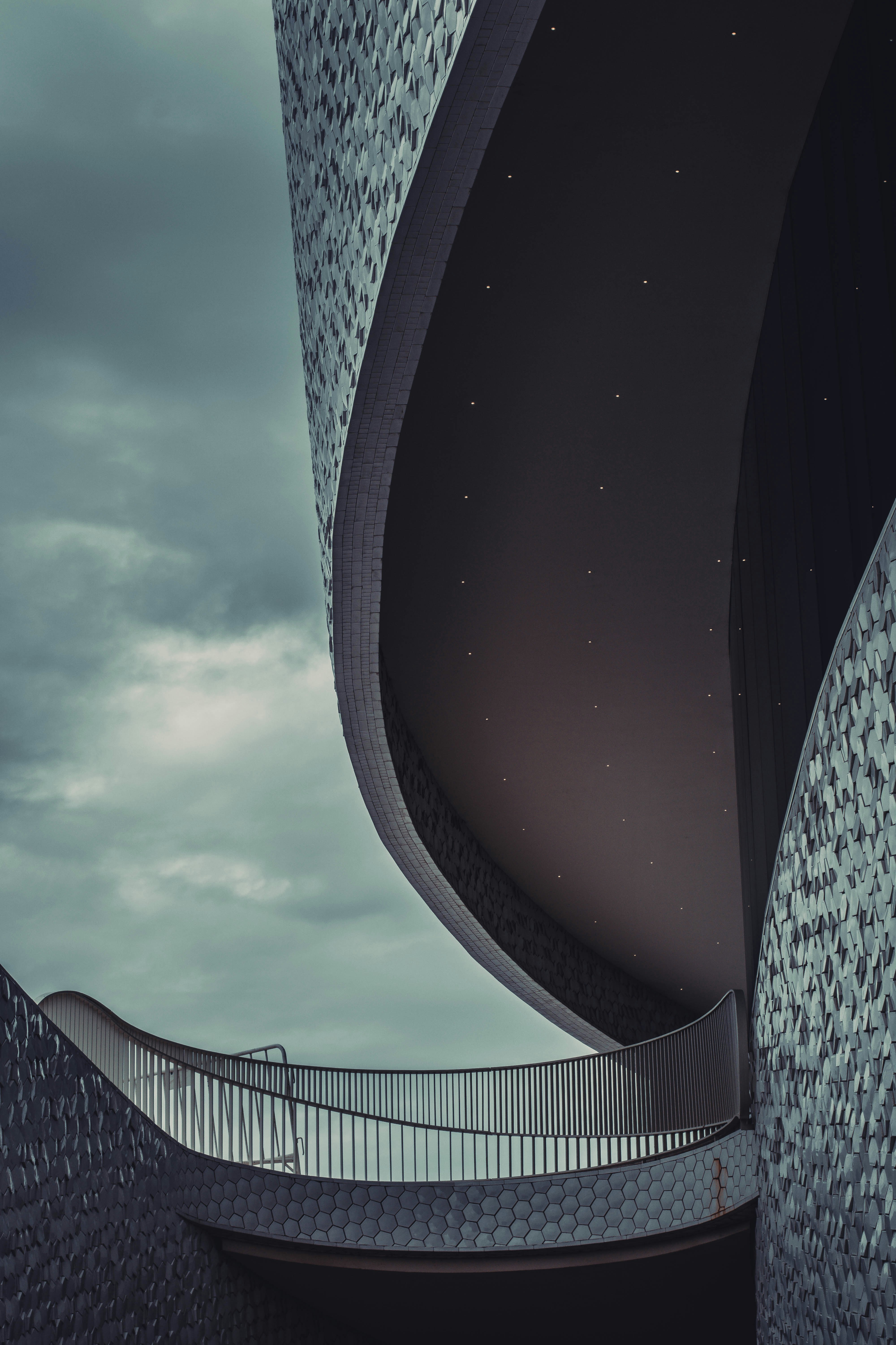 黒と灰色のコンクリートの建物