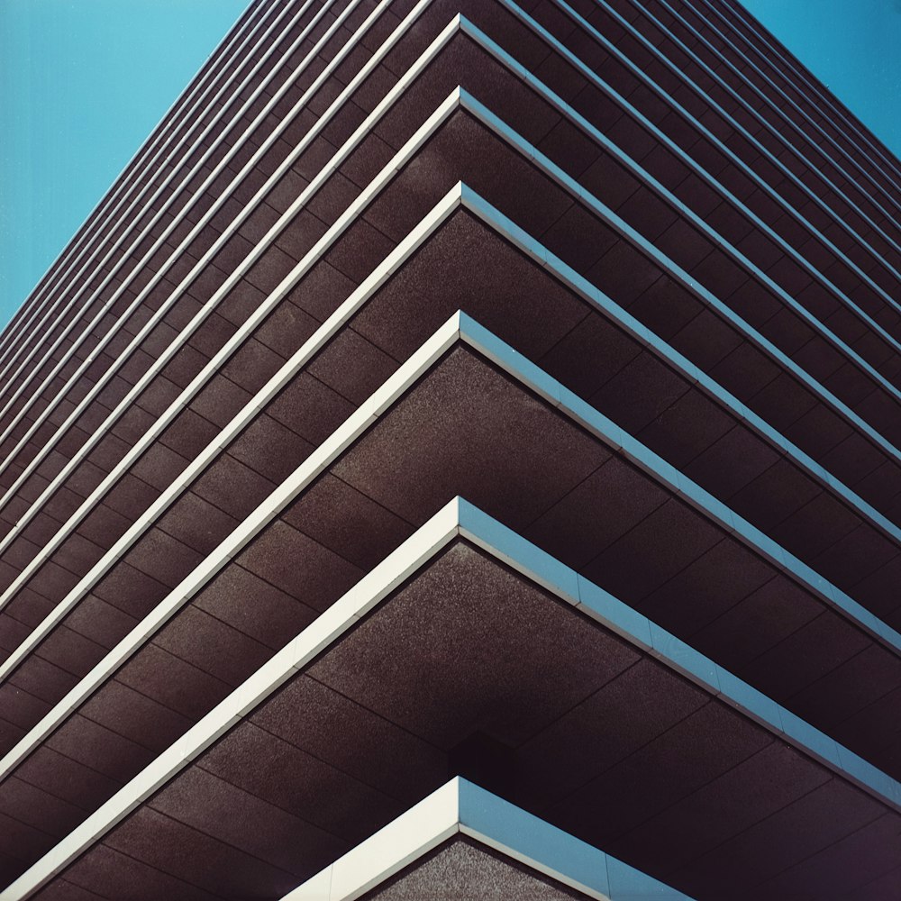 fotografia ad angolo basso di un edificio in cemento grigio scattata durante il giorno