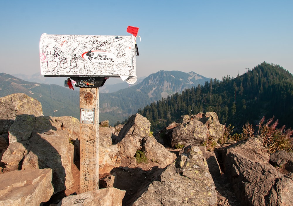 Boîte aux lettres blanche sur la montagne