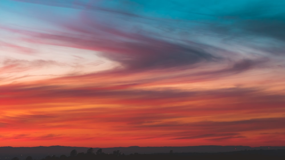 nuages orange et gris pendant l’heure dorée