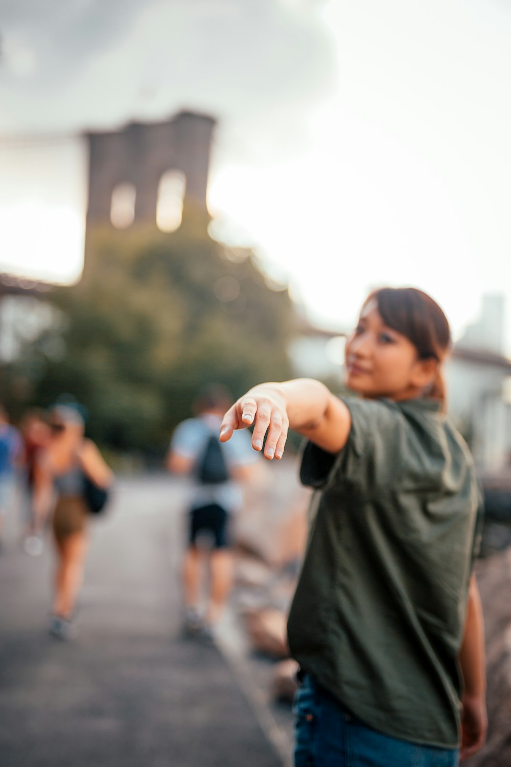 Fotografía de enfoque selectivo de mujer levantando la mano