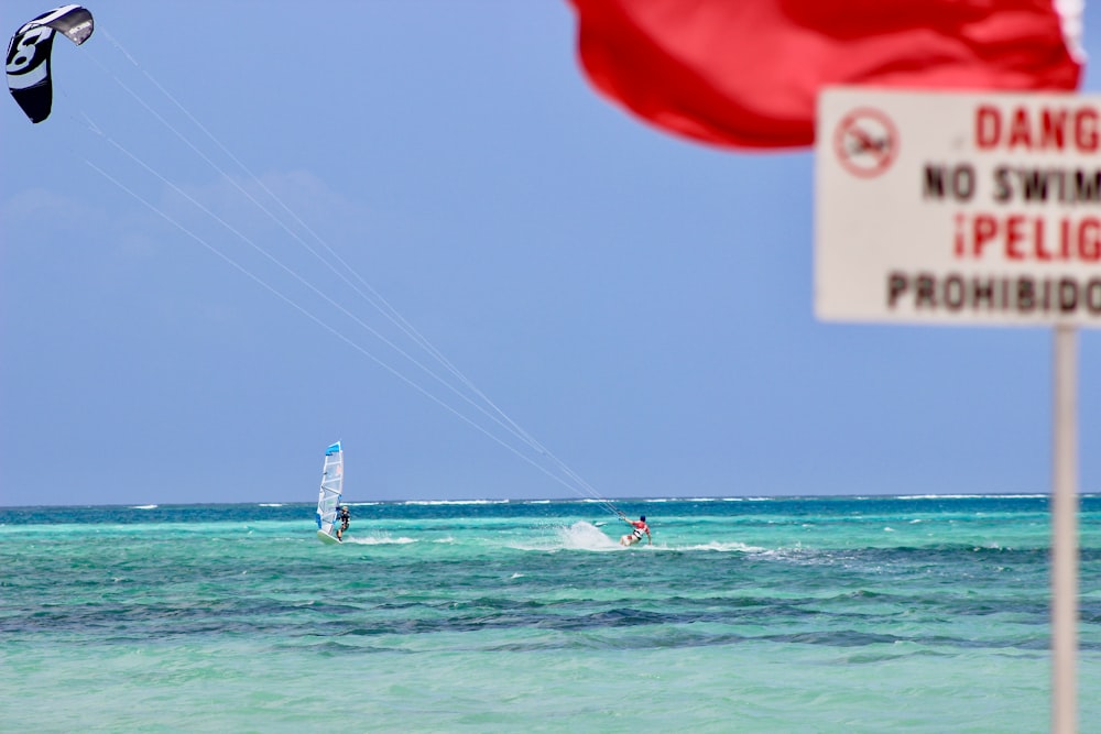 Persona que practica parapente durante el día