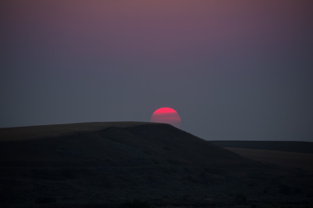 Silueta de montañas durante la hora dorada