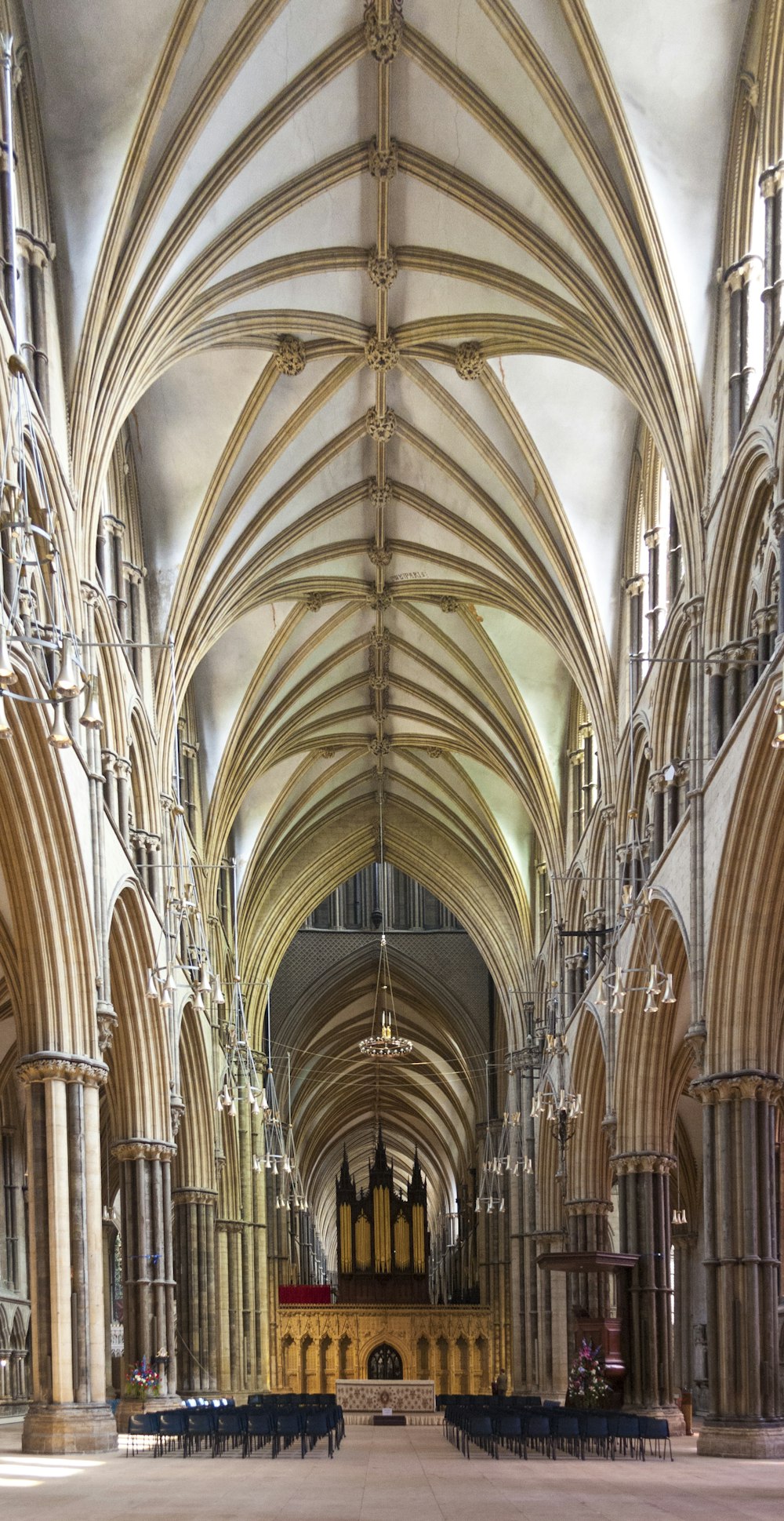 Kathedralen-Interieur aus braunem Metall