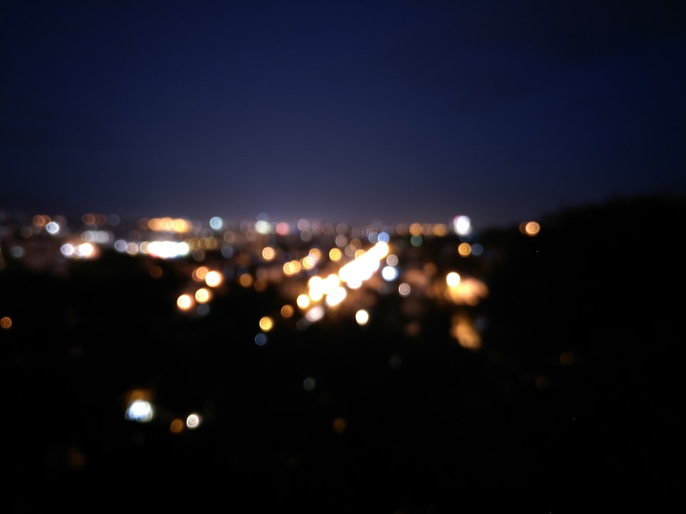 Une photo floue d’une ville la nuit